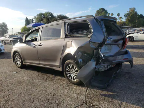 2018 Toyota Sienna VIN 5TDYZ3DC4JS915849 фото 2