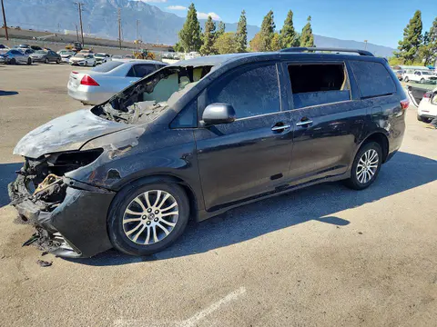 5TDYZ3DC8JS930144 — 2018 Toyota Sienna, Пожар двигателя (Burn - Engine), фото до ремонта