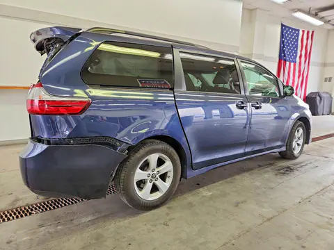 2018 Toyota Sienna VIN 5TDKZ3DC1JS923607 фото 3