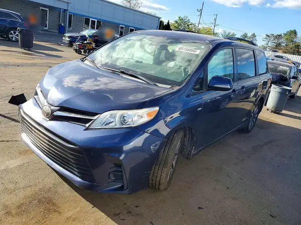 5TDJZ3DC5JS190442 — 2018 Toyota Sienna, Передняя часть (Front End), фото до ремонта