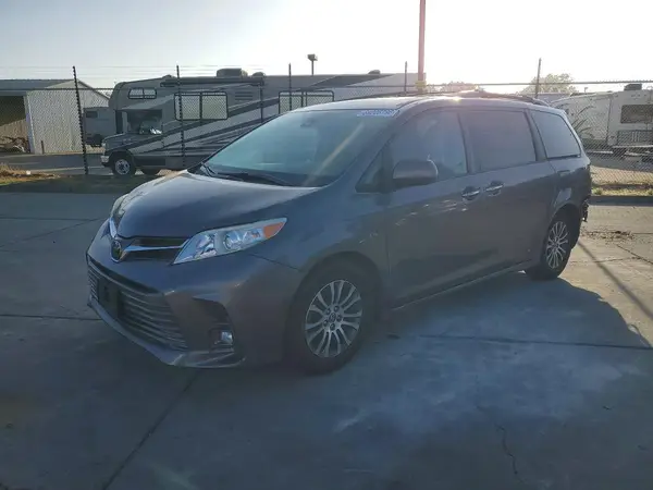 5TDYZ3DC2JS911945 — 2018 Toyota Sienna, Задняя часть (Rear End), фото до ремонта