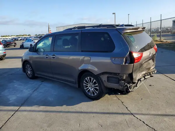 5TDYZ3DC2JS911945 — 2018 Toyota Sienna, фото 2 с аукциона Copart, Задняя часть