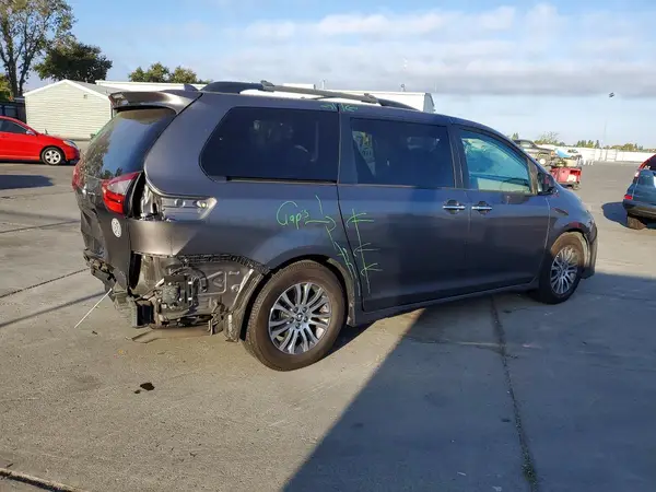 5TDYZ3DC2JS911945 — 2018 Toyota Sienna, фото 3 с аукциона Copart, Задняя часть