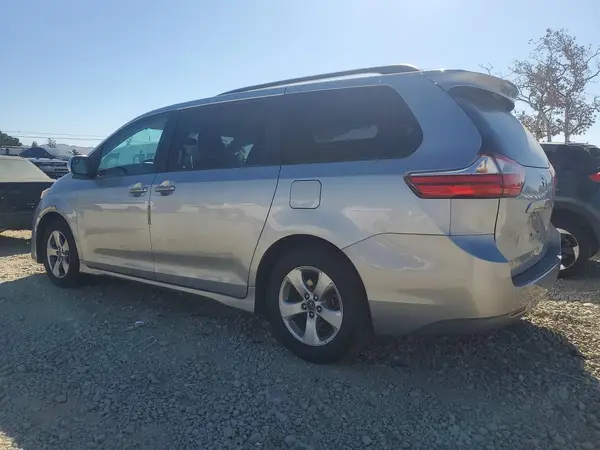 5TDKZ3DC6JS915518 — 2018 Toyota Sienna, фото 2 с аукциона Copart, Боковая часть