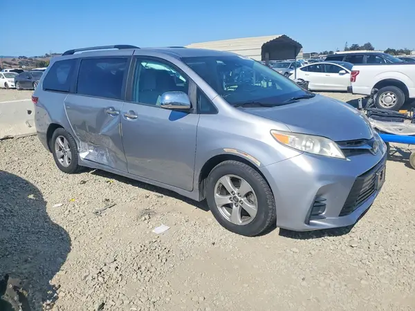 5TDKZ3DC6JS915518 — 2018 Toyota Sienna, фото 4 с аукциона Copart, Боковая часть