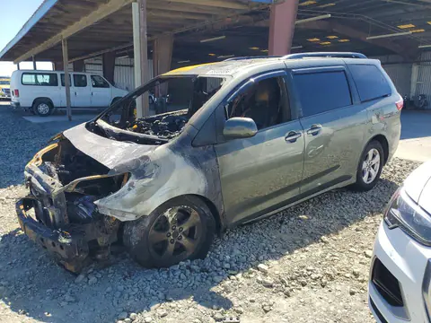 5TDKZ3DC2KS005513 — 2019 Toyota Sienna, Пожар двигателя (Burn - Engine), фото до ремонта