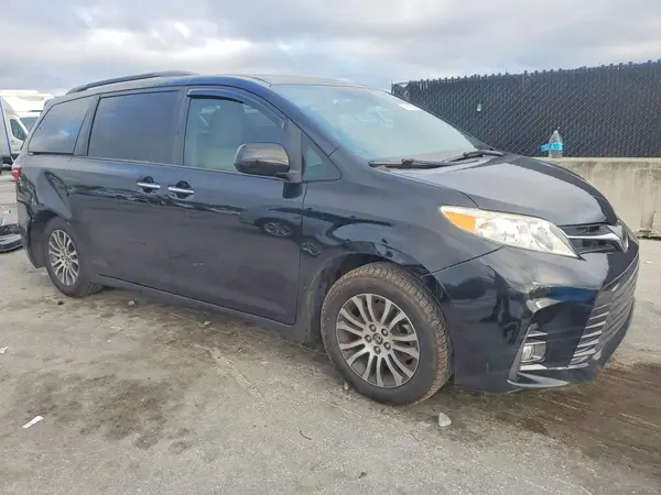 5TDYZ3DC8KS975277 — 2019 Toyota Sienna, фото 4 с аукциона Copart 06.10.2026, Задняя часть