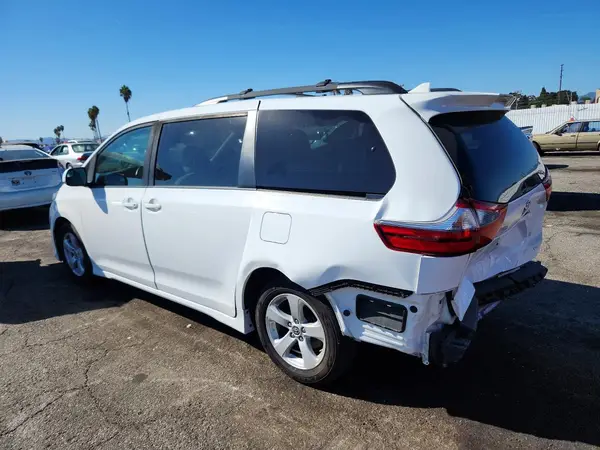 5TDKZ3DC9LS083403 — 2020 Toyota Sienna, фото 2 с аукциона Copart, Задняя часть