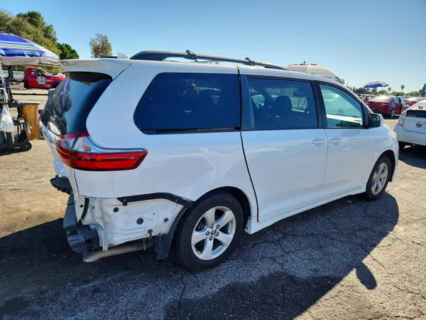 5TDKZ3DC9LS083403 — 2020 Toyota Sienna, фото 3 с аукциона Copart, Задняя часть