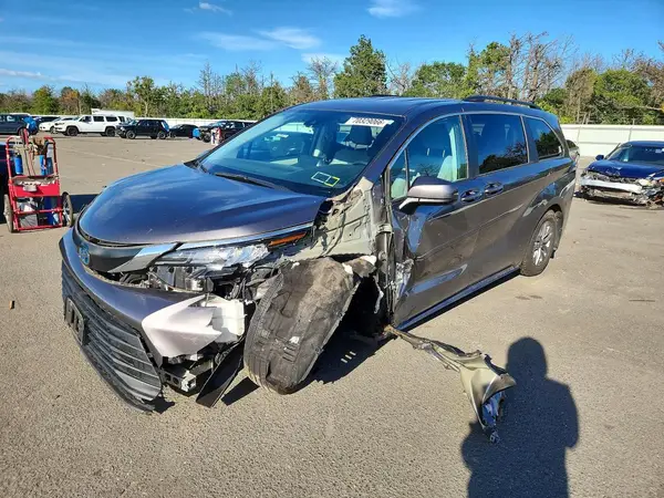5TDKRKEC4NS078783 — 2022 Toyota Sienna, Передняя часть (Front End), фото до ремонта