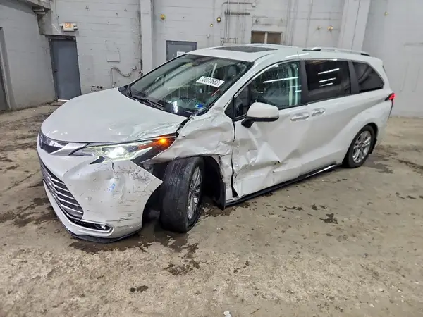 5TDESKFC9RS136814 — 2024 Toyota Sienna, Передняя часть (Front End), фото до ремонта