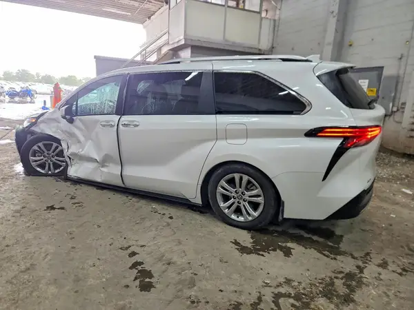 5TDESKFC9RS136814 — 2024 Toyota Sienna, фото 2 с аукциона Copart, Передняя часть