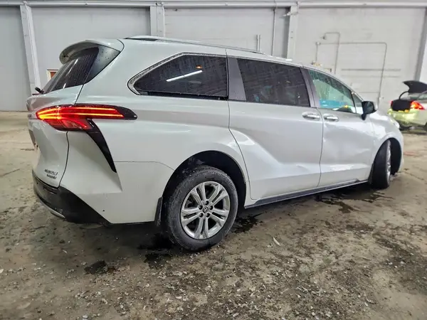 5TDESKFC9RS136814 — 2024 Toyota Sienna, фото 3 с аукциона Copart, Передняя часть