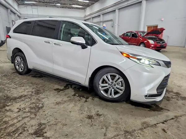 5TDESKFC9RS136814 — 2024 Toyota Sienna, фото 4 с аукциона Copart, Передняя часть