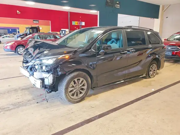 5TDJSKFC1SS166555 — 2025 Toyota Sienna, Передняя часть (Front End), фото до ремонта