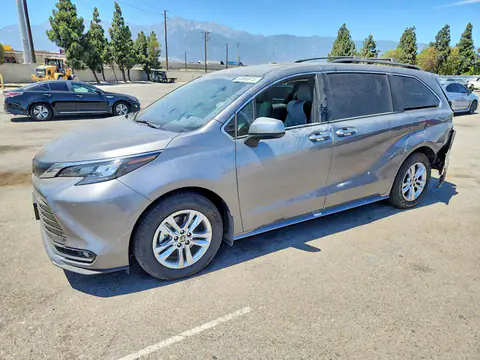 5TDYSKFC0TS249815 — 2026 Toyota Sienna, Задняя часть (Rear End), фото до ремонта