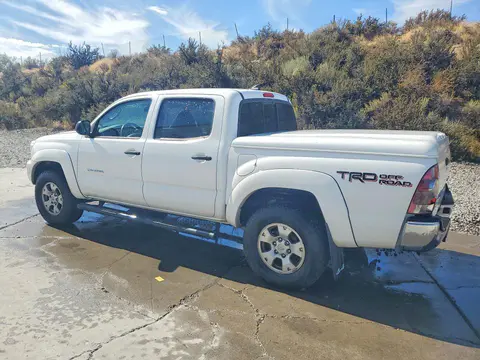 2015 Toyota Tacoma VIN 3TMLU4EN8FM194621 фото 2