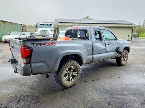 2018 Toyota Tacoma VIN 5TFSZ5AN6JX126622 фото 3