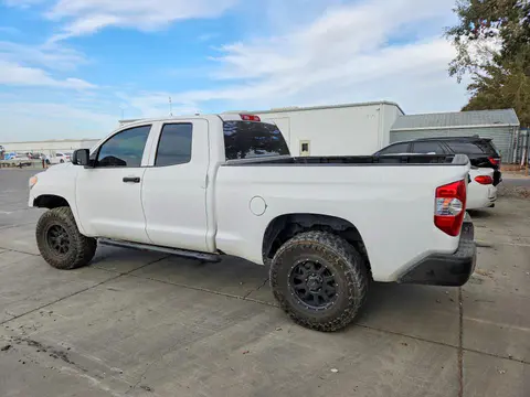 2017 Toyota Tundra VIN 5TFUM5F13HX071974 фото 2