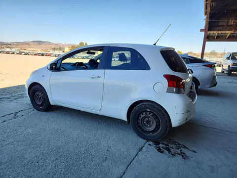 2011 Toyota Yaris VIN JTDJT4K31B5326597 фото 2