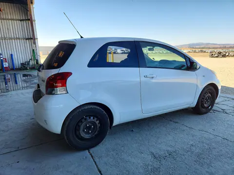 2011 Toyota Yaris VIN JTDJT4K31B5326597 фото 3
