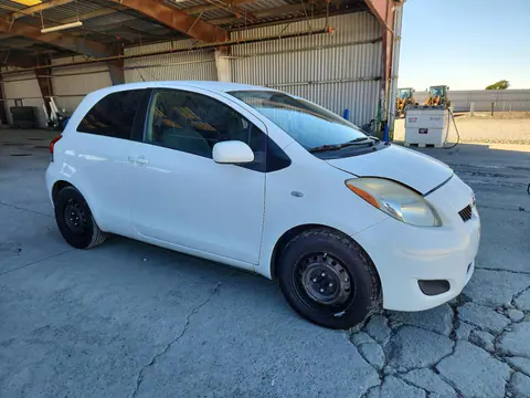 2011 Toyota Yaris VIN JTDJT4K31B5326597 фото 4