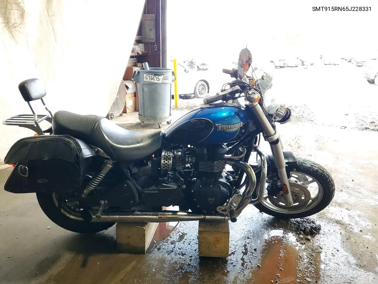 SMT915RN65J228331 Triumph Speedmaster 2005 — повреждение Боковая часть, фото до ремонта