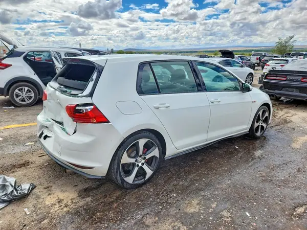 3VW5T7AU0HM076234 — 2017 Volkswagen GTI, фото 3 с аукциона Copart, Задняя часть