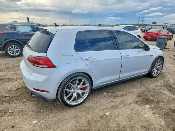 3VW447AU4JM251082 — 2018 Volkswagen GTI, фото 3 с аукциона Copart, Передняя часть