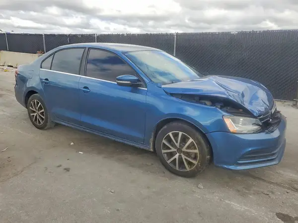 3VWDB7AJ0HM293688 — 2017 Volkswagen Jetta, фото 4 с аукциона Copart, Передняя часть