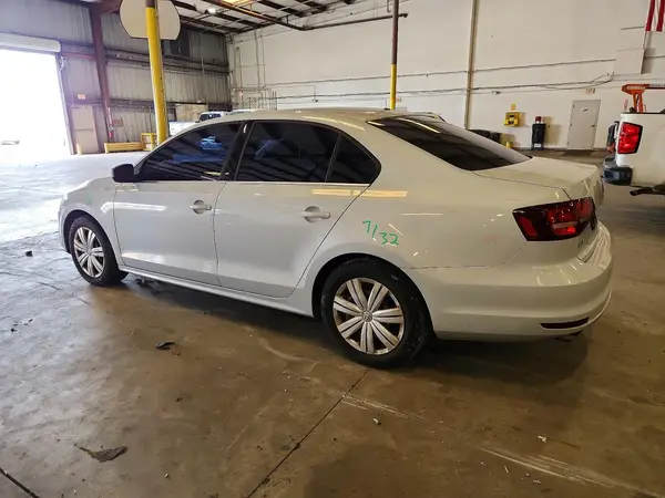 3VW167AJ8HM272059 — 2017 Volkswagen Jetta, фото 2 с аукциона Copart 05.10.2026, Повреждения со всех сторон