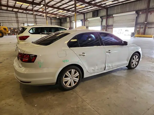 3VW167AJ8HM272059 — 2017 Volkswagen Jetta, фото 3 с аукциона Copart 05.10.2026, Повреждения со всех сторон