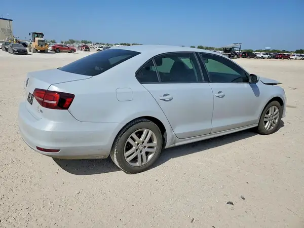 3VW2B7AJ2JM260799 — 2018 Volkswagen Jetta, фото 3 с аукциона Copart, Передняя часть