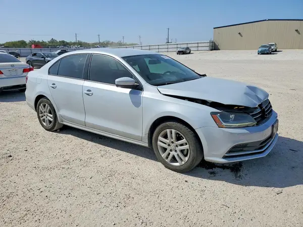 3VW2B7AJ2JM260799 — 2018 Volkswagen Jetta, фото 4 с аукциона Copart, Передняя часть