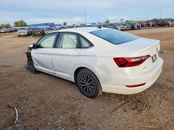 3VWC57BU7MM083496 — 2021 Volkswagen Jetta, фото 2 с аукциона Copart, Передняя часть