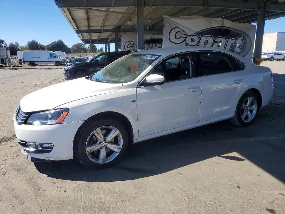 2015 Volkswagen Passat VIN 1VWAT7A33FC095235 фото 1