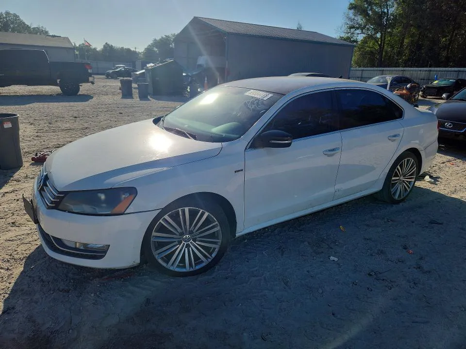 2015 VOLKSWAGEN PASSAT VIN 1VWBT7A32FC071688 фото 1