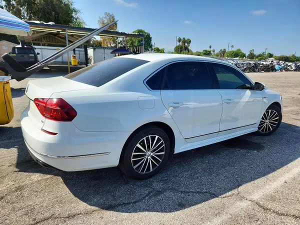 1VWDT7A38HC044605 — 2017 Volkswagen Passat, фото 3 с аукциона Copart, Передняя часть