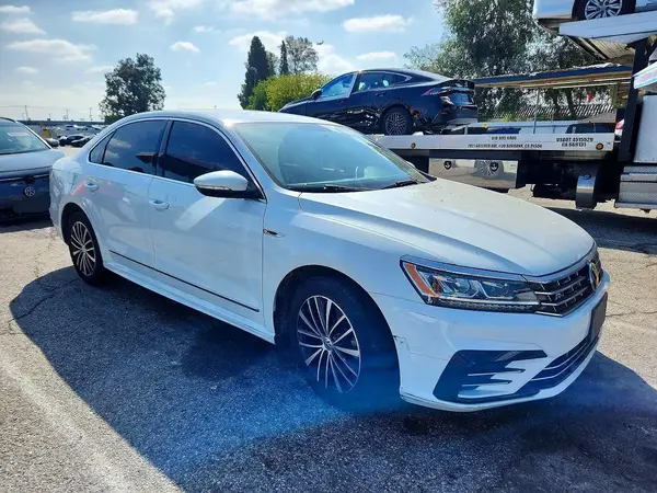 1VWDT7A38HC044605 — 2017 Volkswagen Passat, фото 4 с аукциона Copart, Передняя часть