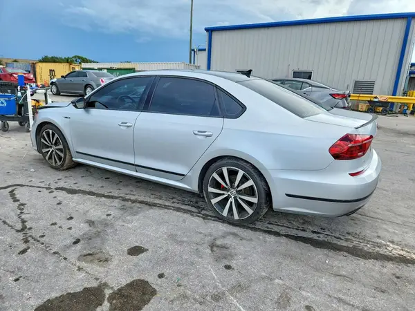 1VWJM7A30JC050727 — 2018 Volkswagen Passat, фото 2 с аукциона Copart, Передняя часть