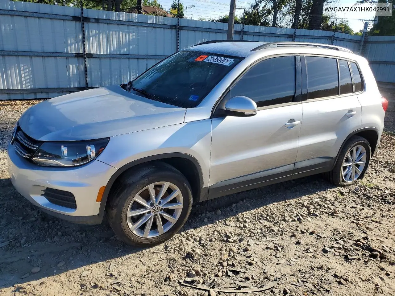 WVGAV7AX1HK042991 Volkswagen Tiguan 2017 — повреждение Мелкие вмятины и царапины, фото до ремонта