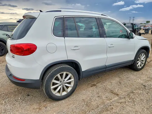 WVGSV7AX7HW503317 — 2017 Volkswagen Tiguan, фото 3 с аукциона Copart, Передняя часть
