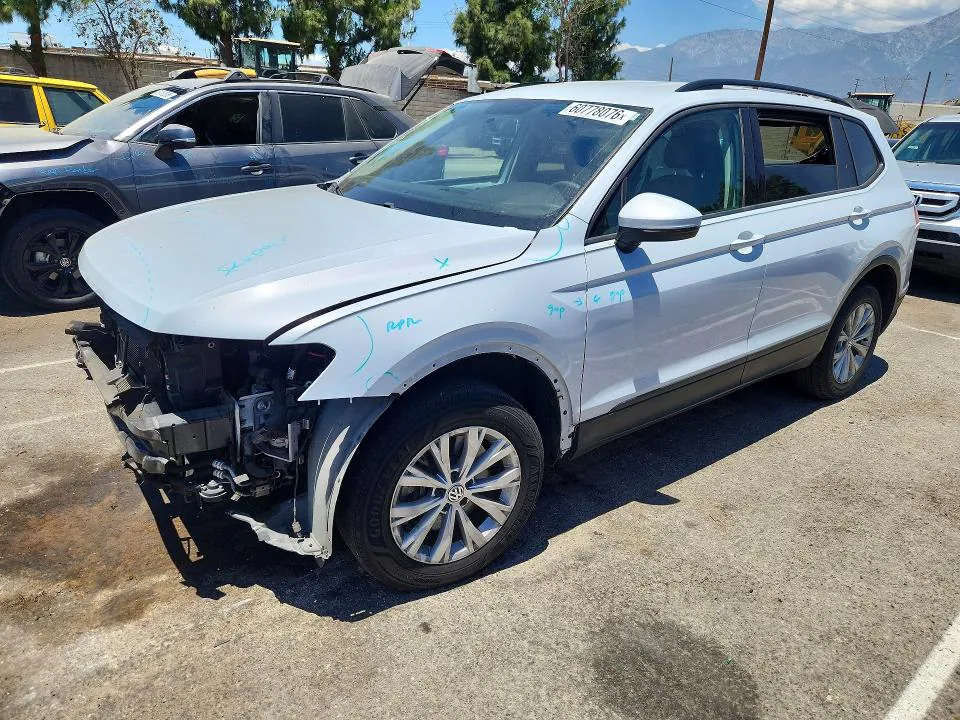 2018 Volkswagen Tiguan VIN 3VV1B7AX0JM208236 фото 1