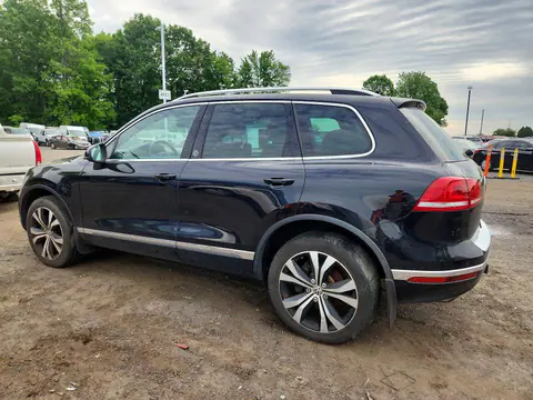2017 Volkswagen Touareg VIN WVGRF7BP9HD000586 фото 2