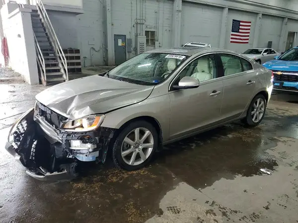 YV126MFK1G2411858 — 2016 Volvo S60, Передняя часть (Front End), фото до ремонта