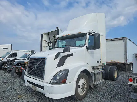 4V4N39TG9HN988182 — 2017 Volvo VN VNL, Передняя часть (Front End), фото до ремонта