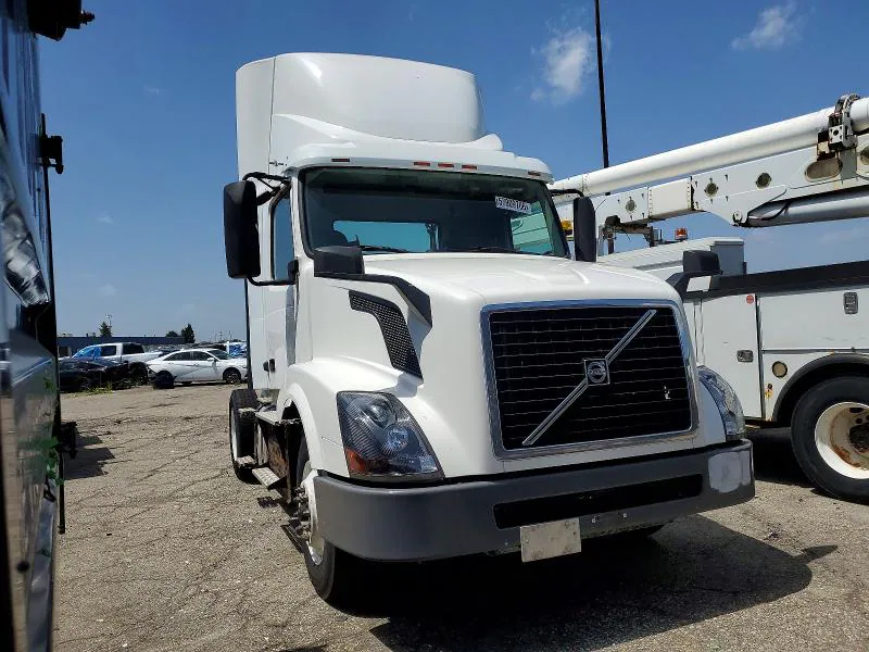 2017 VOLVO VN VIN 4V4N39TG5HN987997 фото 1