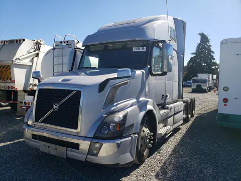 4V4NC9EH1HN986898 — 2017 Volvo VN, Механические повреждения (Mechanical), фото до ремонта
