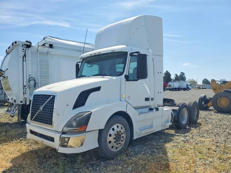 2011 VOLVO VNL VIN 4V4NC9EG9BN532932 фото 1
