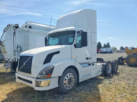 4V4NC9EG9BN532932 — 2011 Volvo VNL, Передняя часть (Front End), фото до ремонта